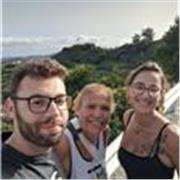 Profesor joven especializado en dar la materia de historia a gente adolescente de manera diferente