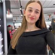 Estudiante de bachiller preparada para implementar clases de inglés especializadas en el ámbito escolar