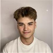 Estudiante universitario con inglés avanzado. Clases claras, prácticas y enfocadas en resultados reales.