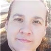 Profesora de yoga imparte clases de yoga y meditación para adolescentes