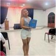 Profesor de inglés dicta clases a niños de escuela