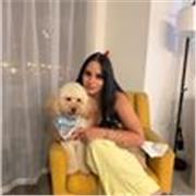 Profesora de español dinámica y paciente ofrece clases personalizadas para mejorar gramática, conversación y comprensión, adaptada