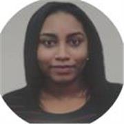 Maestra de español imparte clases a personas de todas las edades