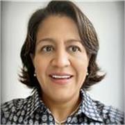 Profesora imparte clases en materias de Administración de Empresas