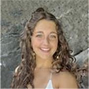Profesora de inglés que imparte clases a niños de todas las edades