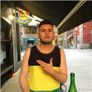 Profesor de inglés imparte clases a personas de todas las edades