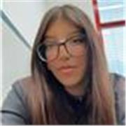 ragazza che vuole aiutare altri ragazzi o bambini a imparare meglio l’inglese