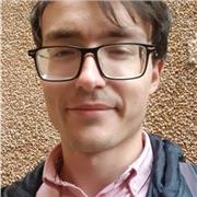 Estudiante universitario que imparte clases de asignaturas de ciencias para que saques la ESO y el bachiller sin dificultades