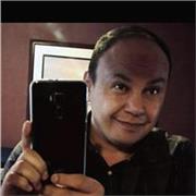 Profesor con mucho carisma, entusiasmo, que cumple siempre con el objetivo de enseñar