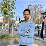 Étudiant donnant des cours particuliers en mathématiques. Communication et confiance avec l’élève
