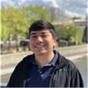 Profesor que da clases particulares de inglés para niños de primaria