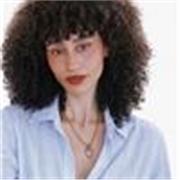 Profesora de ELE, con sólida formación en lingüística aplicada, especializada en la creación de contenido.