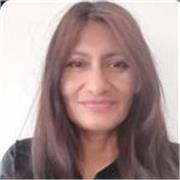 Profesora de Español imparte clases a adultos