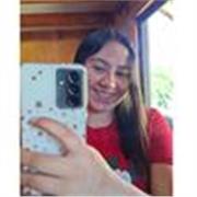 Profesor de apoyo en materia básica, que enseña a través de juegos y materiales didácticos