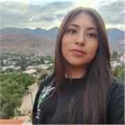 Profesora de inglés imparte clases a niños/as de todas las edades