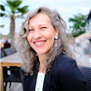 Yoga und Meditationslehrerin, die Kindern und Jugendlichen dabei hilft, innere Ruhe und Gelassenheit zu fördern, durch Selbstwahrnehmung, Körperarbeit und das Erkennen der eigenen Kompetenzen und Grenzen in Bezug auf Autonomie und Verbindung