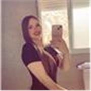 Profesora de geografía da clases a niños de todas las edades