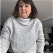 Jeune femme donne des cours d informatique pour des bases simples  pour aider à mieux comprendre . 