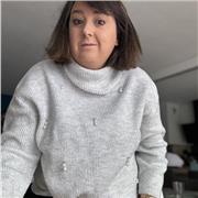 Jeune femme donne des cours d informatique pour des bases simples  pour aider à mieux comprendre .
