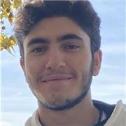 Professeur particulier donne des cours à des étudiants qui ont besoin de soutien en mathématiques