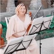 docente di conservatorio impartisce lezioni di violino in presenza e online