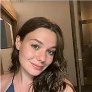 Diplômée d’un bac général aux spécialités scientifiques, j’ai toujours excellé niveau littéraire et particulièrement en anglais