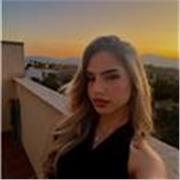 Penelope: Englisch-Tutorin und Studentin, die Schüler aller Altersgruppen mit viel Geduld unterrichtet 