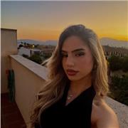 Penelope: Englisch-Tutorin und Studentin, die Schüler aller Altersgruppen mit viel Geduld unterrichtet