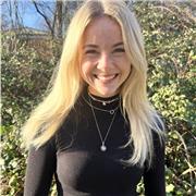 Fitness-/Sport-/Ethiktutorin, die sowohl theoretisches, als auch praktisches Wissen vermittelt