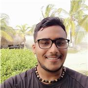 Profesor de Educación Fisica imparte clases a niños y niñas