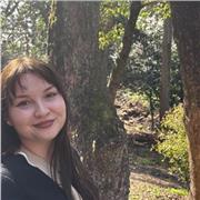 Sono una ragazza molto determinata, posso aiutare sia i bambini dai primi anni delle elementari sia gli studenti più grandi