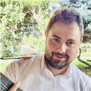 Impartisco lezioni di chitarra canto e piano