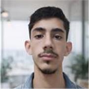 Um jovem com habilidades de matemática que te ajudará a melhorar seu entendimento sobre cálculos, lógica e muito mais