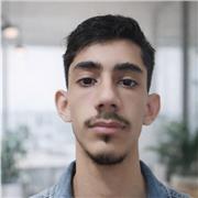 Um jovem com habilidades de matemática que te ajudará a melhorar seu entendimento sobre cálculos, lógica e muito mais