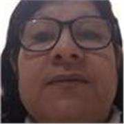 Profesora de matemática imparte clases a estudiantes de primaria y secundaria