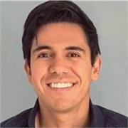 Profesor de idiomas enfocado más en la conversación y escuchar para poder comunicarse más fácilmente