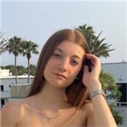 Tengo 22 años, he estudiado el grado en Educación Primaria dual en la UdL y soy profesora de inglés en la academia Kids&Us.