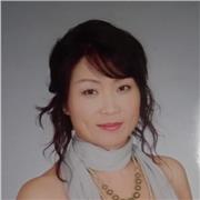Giapponese in Italia da 25 anni, laureata Università della Musica a Tokyo, soprano lirico leggero