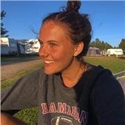 studentessa impartisce ripetizioni di inglese e tedesco a ragazzi delle elementari/medie