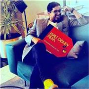 Profesor de marketing apto para todos los niveles de conocimiento del alumno , cercano, explicó el marketing de forma real. 