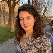 Neolaureata in Geologia, impartisce lezioni a ragazzi delle scuole medie