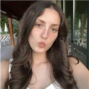 Studentessa del primo anno di medicina impartisce lezioni di matematica a studenti di elementari/medie