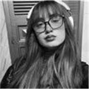 Profesora joven ayuda con las técnicas de estudio a personas de todas las edades en Granada.