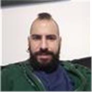 Profesor de pádel dinámico joven y con cualidades deportivas