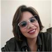 Profesora en Ciencias de la Educación imparte clases a alumnos jóvenes y adultos