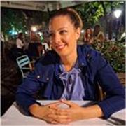 Con mi experiencia viviendo y estudiando en inglés como segunda lengua, ofrezco clases relajadas enfocadas en la comunication.