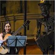 Profesora de música imparte clases de lectura e interpretación en instrumento: guitarra