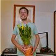 Soy un profesor paciente y cercano acostumbrado a enseñar piano , improvisación y harmonía desde 0 . 
