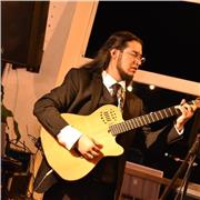 Profesor de música dinámico, creativo y muy sociable. Para niños desde los 8 años en adelante, jóvenes y adultos