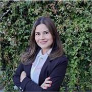 Me defino como una profesora empática, dinámica y muy comprometida. Trabajo especialmente con adultos y jóvenes 